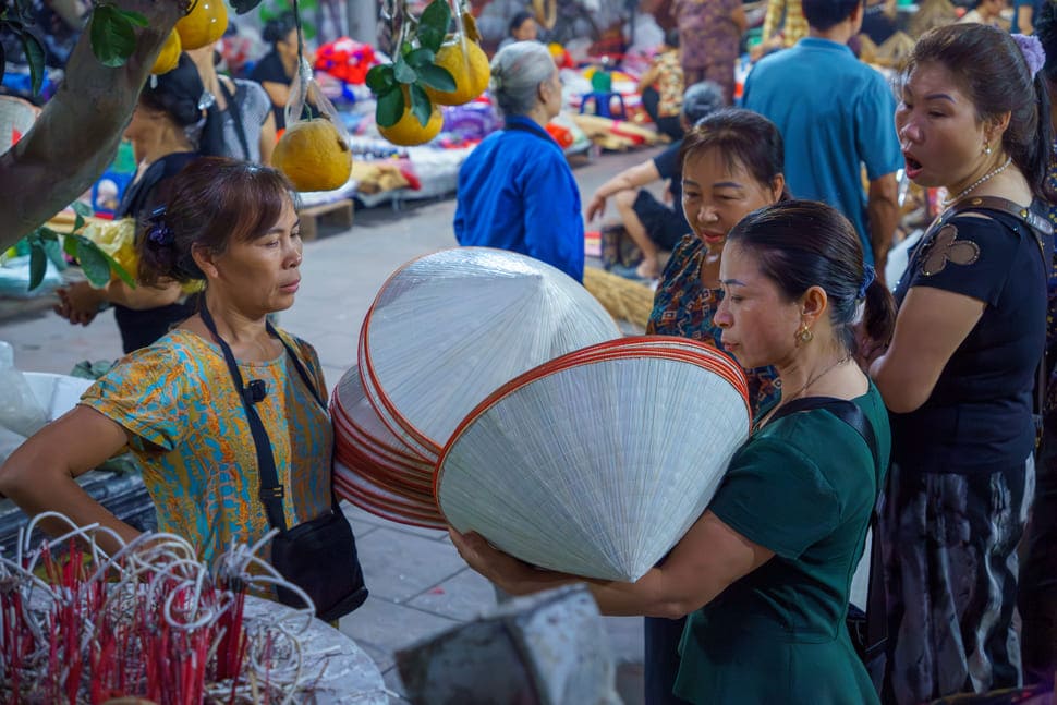 Mỗi chiếc nón được bán với giá 40.000 tới 150.000 đồng, tùy vào chất lượng, số lượng của nón cũng như độ tỉ mỉ trong họa tiết, hoa văn. Ảnh: Nguyễn Thuý