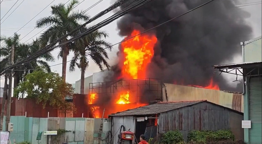 Kho phế liệu trăm mét vuông bất ngờ bốc cháy ngùn ngụt