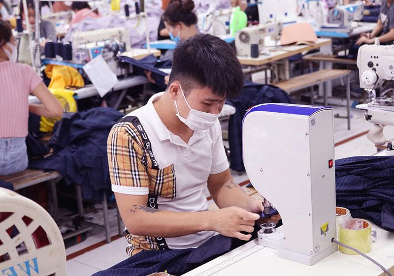 Anh Mạnh mong cán bộ công đoàn can thiệp nhiều hơn đến các quyền lợi và thời gian làm việc của người lao động. Ảnh: Minh Hương.