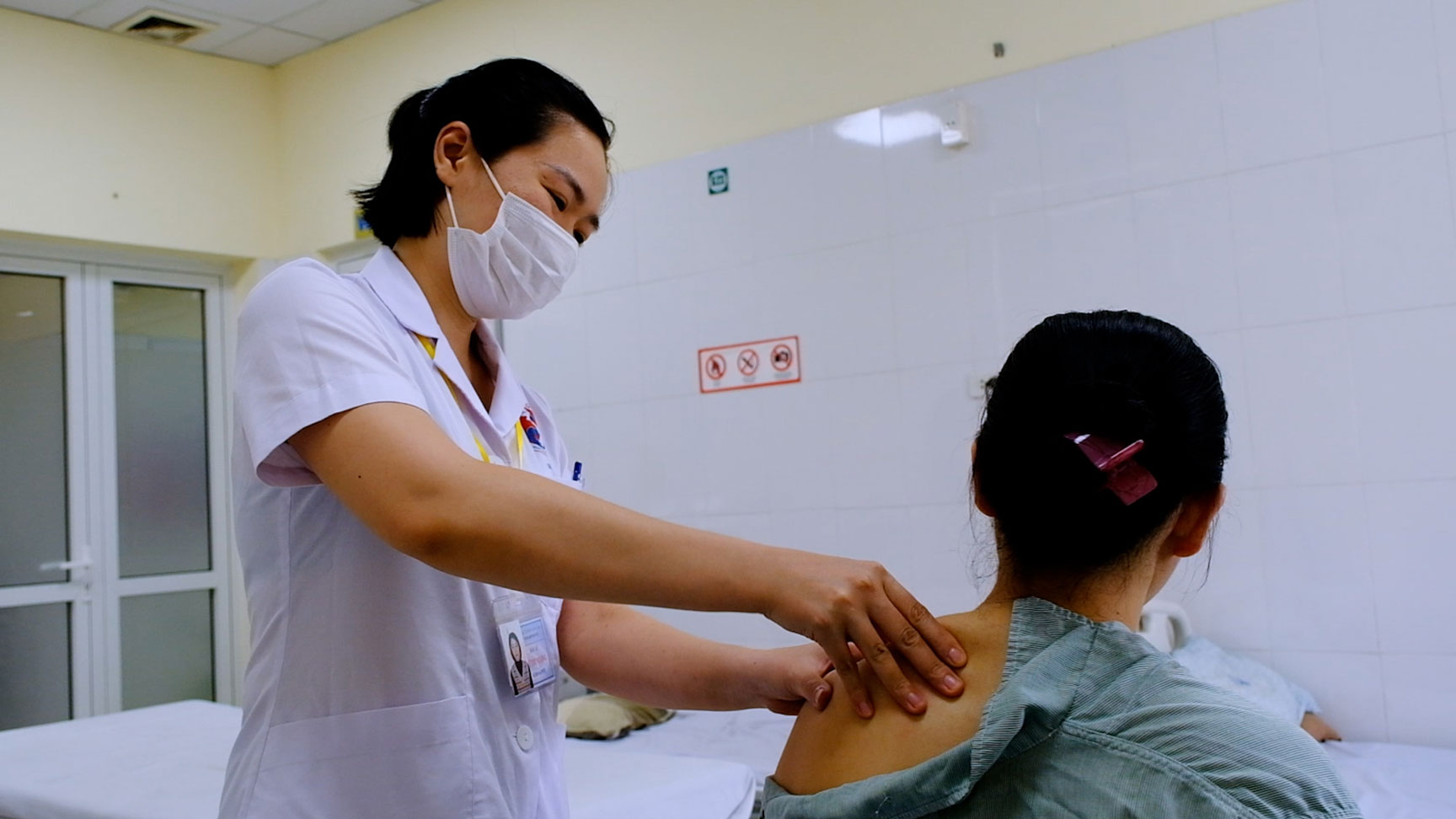 Dù là mùa hè, Bệnh viện Y học cổ truyền Trung ương vẫn tiếp nhận nhiều trường hợp bị đau cổ vai gáy. Ảnh: Mỹ Ly