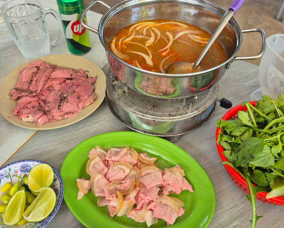 Thịt bò có thể được chế biến thành nhiều món ăn khác nhau.