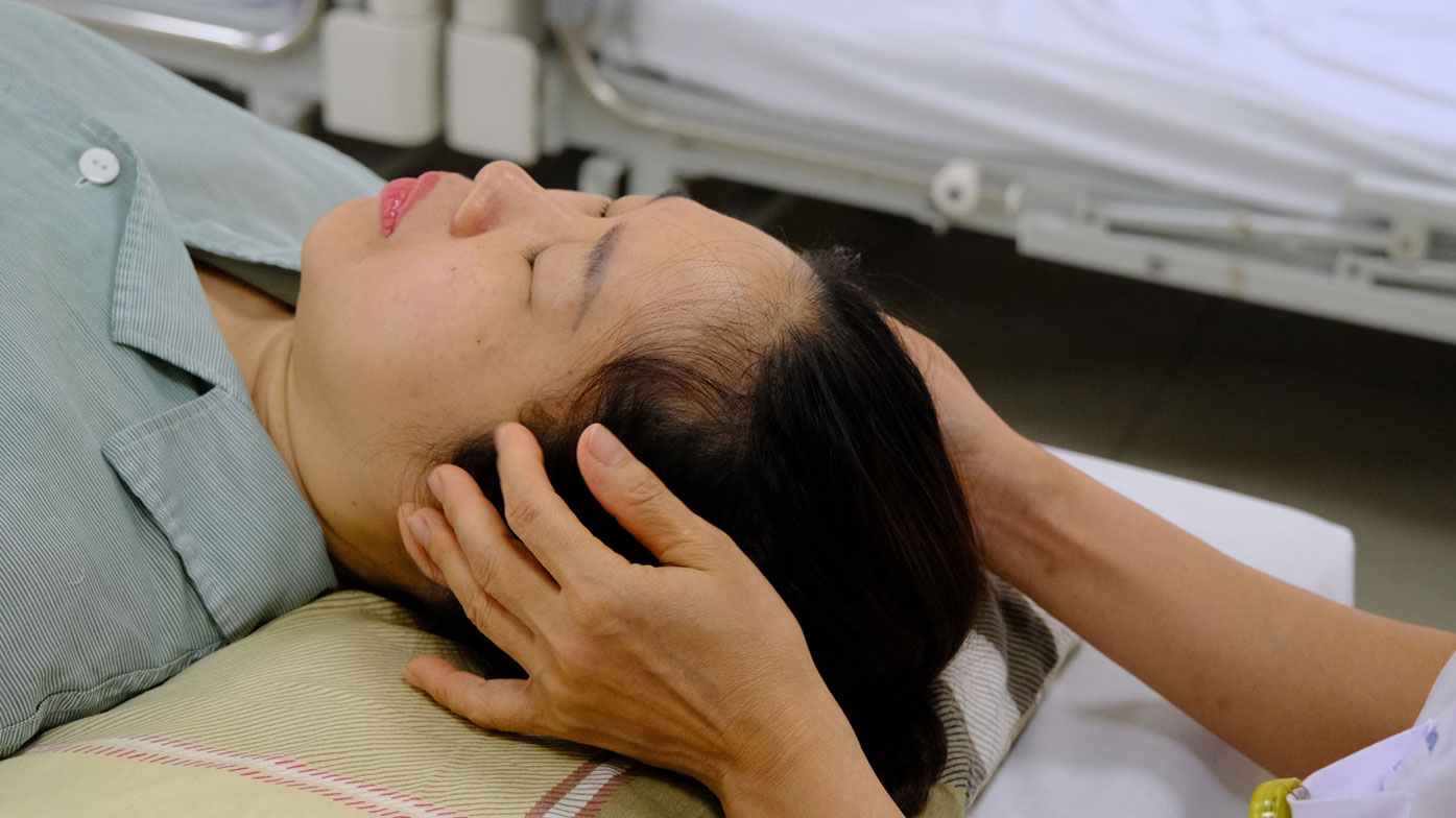 Sau thời gian điều trị tại Bệnh viện Y học cổ truyền Trung ương, tình trạng đau cổ vai gáy của chị Phương đã được cải thiện. Ảnh: Mỹ Ly