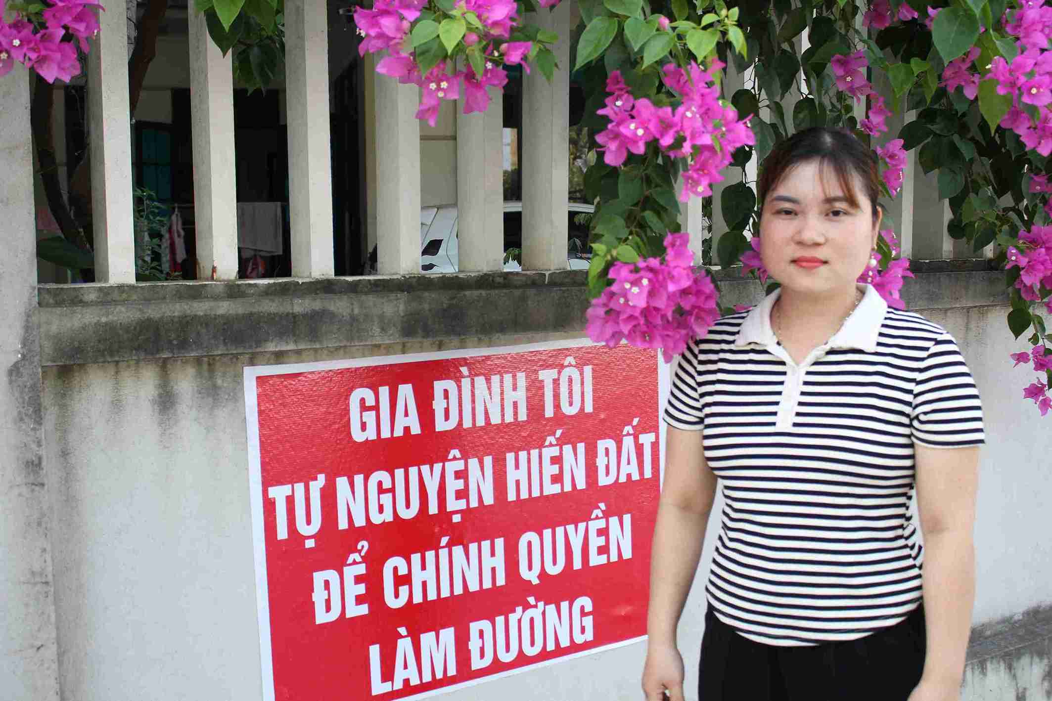 Bà Nguyễn Thị Thoa là một trong những người tích cực vận động các hộ dân hưởng ứng chủ trương hiến đất làm đường.