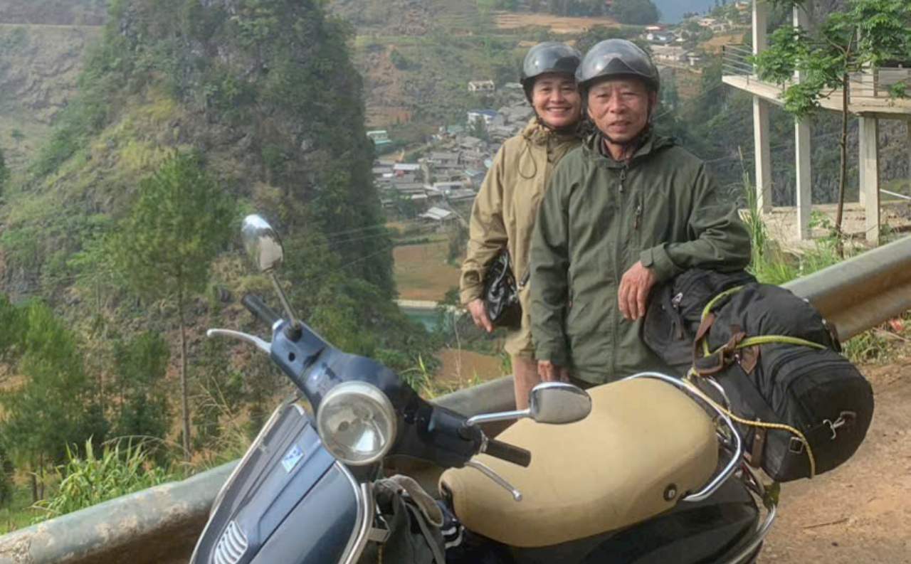 Hai ông bà đã có nhiều chuyến đi khám phá tất cả tỉnh thành trên dải đất hình chữ S. Ảnh: NVCC