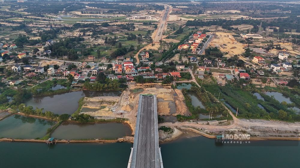 Cầu Nhật Lệ 3 đã cơ bản hoàn thiện nhưng vướng mặt bằng nên chưa thể thi công đường dẫn lên cầu. Ảnh: Nguyễn Luân