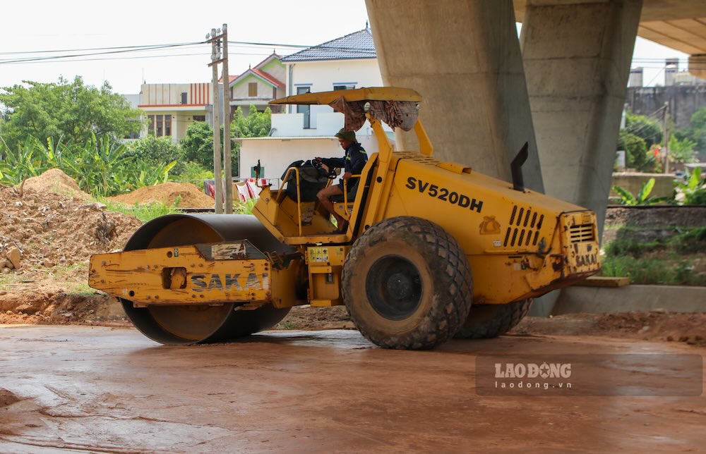 Công nhân, máy móc đẩy nhanh tiến độ Dự án đường và cầu vượt đường sắt trung tâm TP Đồng Hới. Ảnh: Nguyễn Luân