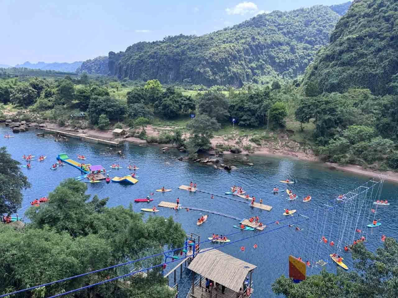 Toàn cảnh thung lũng nhìn từ trên cao.