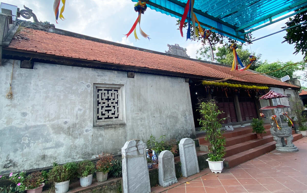 Chùa được xây dựng ở làng Mỹ Cụ nên lấy tên làng đặt cho chùa với ý nghĩa “đất vua chùa làng”, làng quyết định sự tồn tại và phát triển chùa của làng mình. Tên làng được xuất phát từ truyền thuyết: “Tương truyền, xưa vua Trần Nhân Tông lên núi Yên Tử đi tu, dân làm cỗ ngon dâng vua, nên đặt tên là Mỹ Cụ”. Theo văn bia và qua truyền thuyết của nhân dân địa phương, chùa được xây dựng từ thời Trần, đã qua nhiều lần trùng tu.