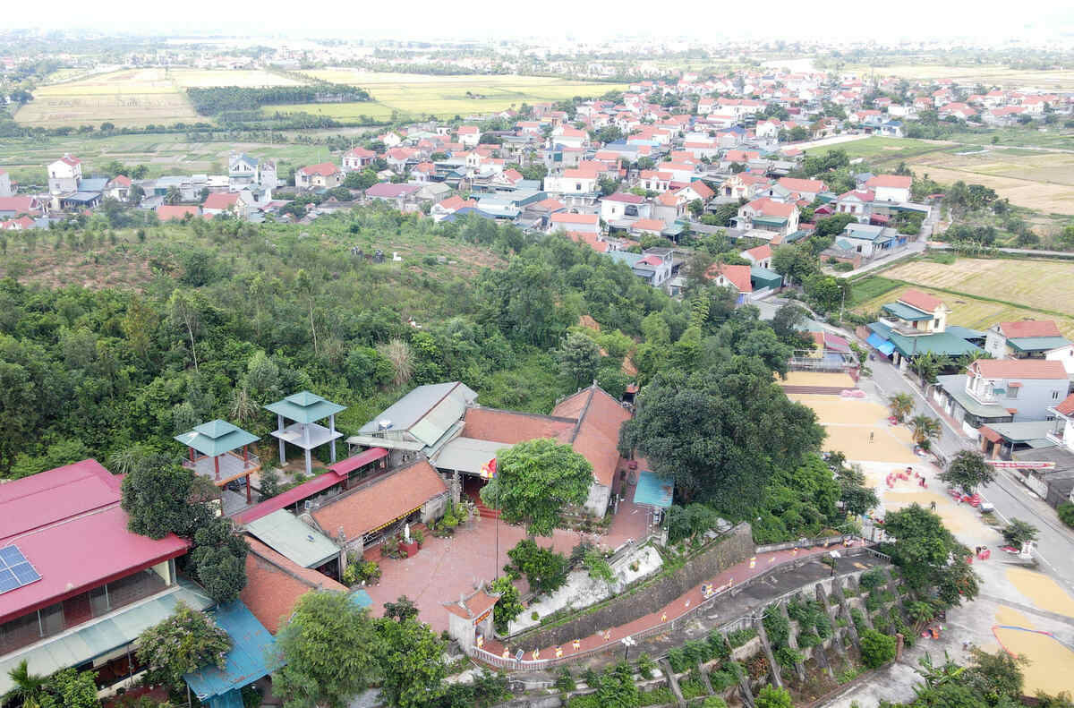 Chùa Mỹ Cụ (tên chữ Sùng Khánh Tự) tọa lạc bên sườn núi Chè ở độ cao 20m. Núi Chè có hình con rùa (một trong tứ linh). Chùa quay về hướng Đông - Nam, phía trước là cánh đồng lúa xanh tốt, xa xa là sông Quế trải dài mềm mại, sau nữa là dải núi đất cây cối xanh tươi tựa những  con kỳ lân chầu về đất Phật. Ngày nay, tuy nhân dân đã làm nhà phía dưới chân chùa nhưng trước chùa vẫn giữ được vẻ phong quang, thoáng đãng.