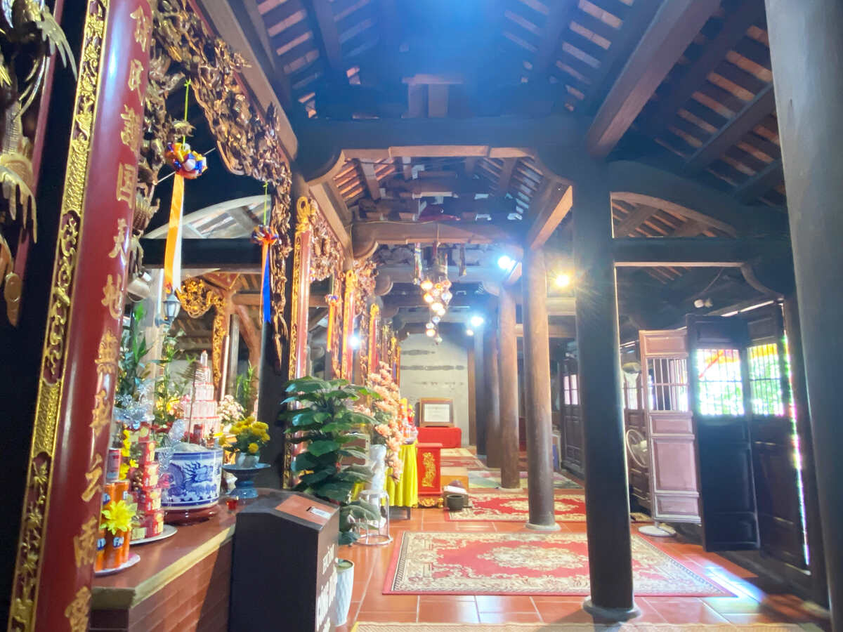 Cấu trúc vì kèo và điêu khắc còn giữ được khá nguyên trạng.