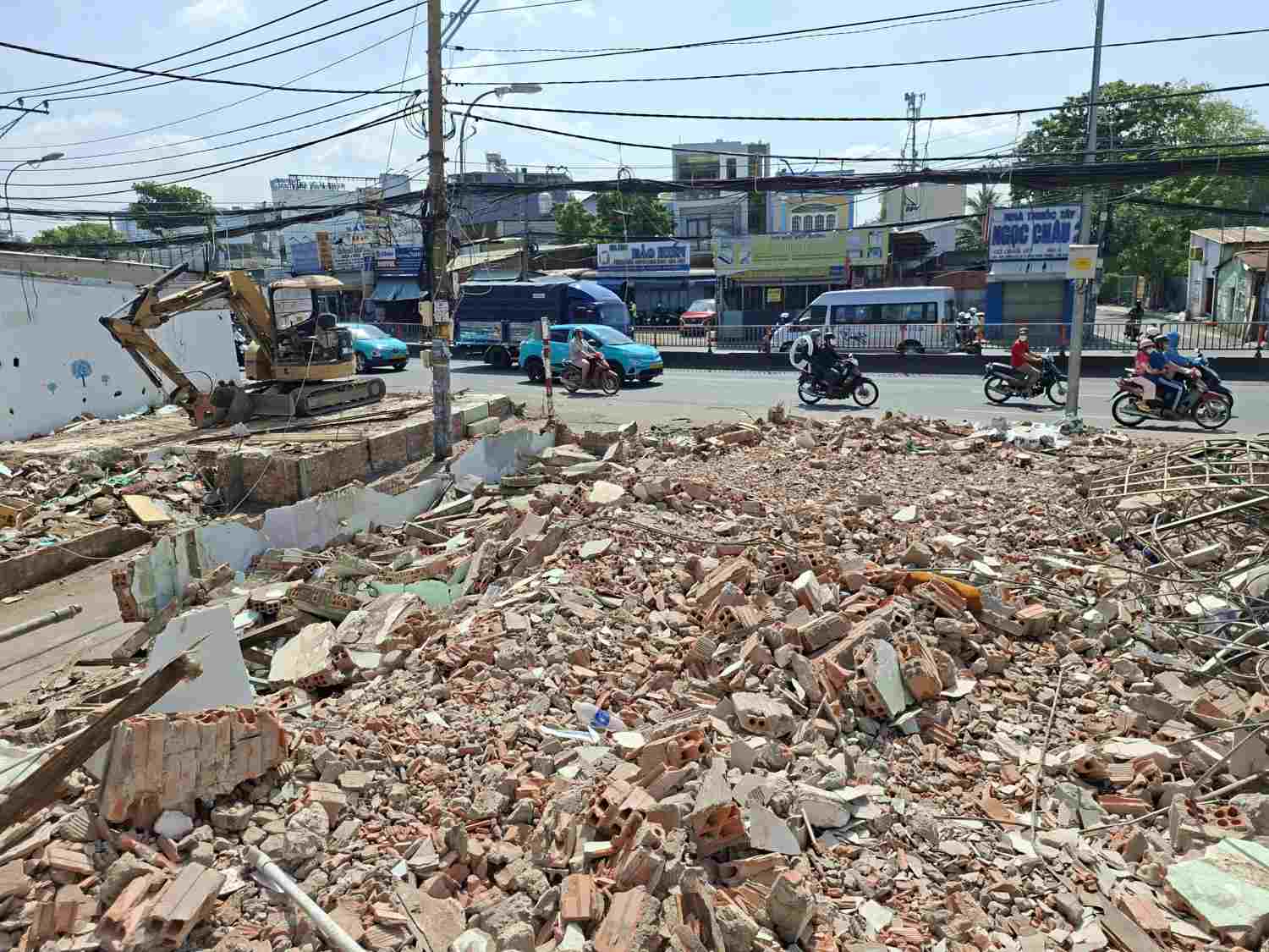 Quốc lộ 13 đang được đẩy nhanh giải phóng mặt bằng.  Ảnh: Minh Quân