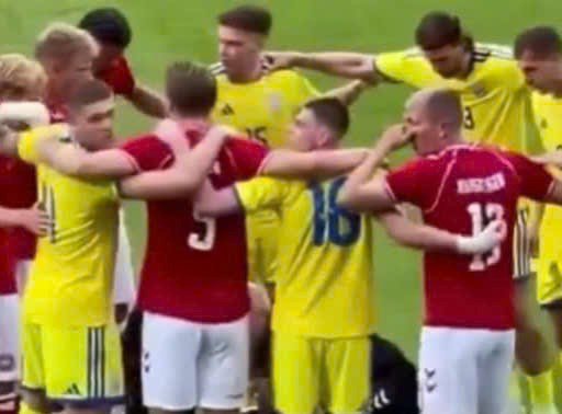 Tiền vệ Christian Eriksen bất ngờ đổ gục trên sân