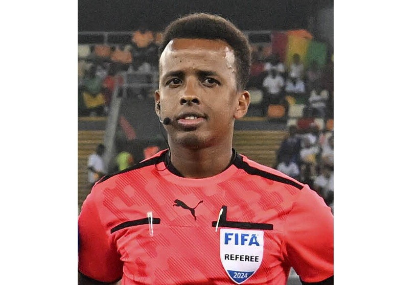Trọng tài Omar Abdulkadir Artan. Ảnh: CC/Ryan trong-tai.jpg