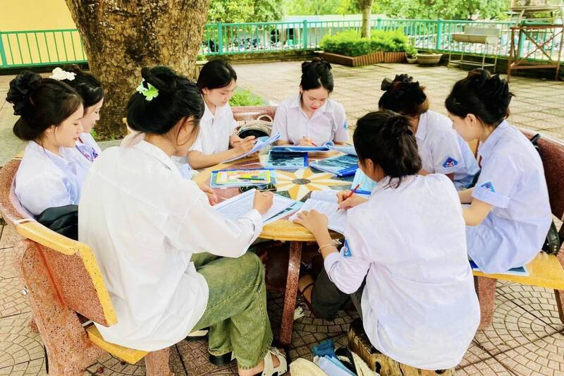 Học sinh khối 12 Trường THPT Mường Bú, xã Mường Bú, tỉnh Sơn La ôn thi tốt nghiệp THPT. Ảnh: Đoàn Trường THPT Mường Bú