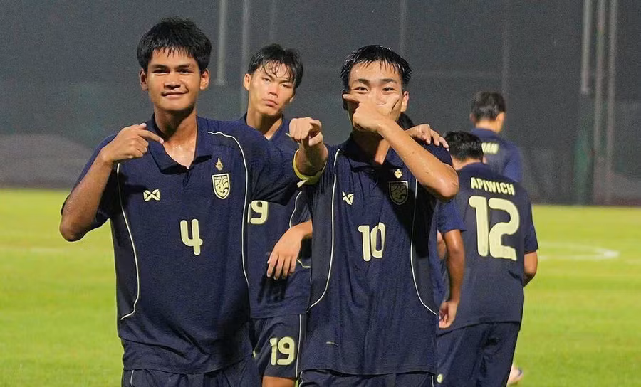 U19 Thái Lan ăn mừng thắng ngược U19 Malaysia ở lượt cuối bảng B giải U19 Đông Nam Á 2026 tối 8/6. thai-lan.jpg