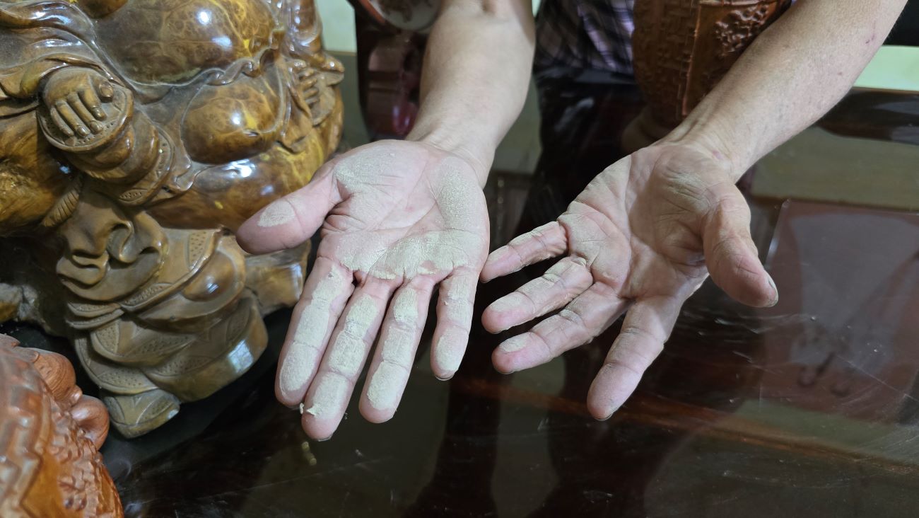 Dù đóng kín cửa, nhưng bụi vẫn phủ cả lớp dày ở trong các ngôi nhà dân ở gần khu vực thi công dự án sân bay Quảng Trị. Ảnh: Hưng Thơ