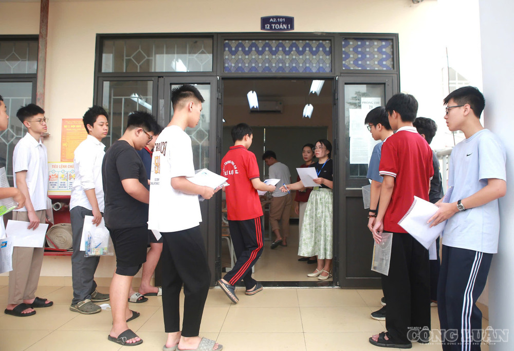 Ở buổi làm thủ tục dự thi chiều 10/6, thí sinh cần có mặt đúng giờ, xuất trình thẻ căn cước và giấy báo dự thi. clo_br_z7884169962596-a7fb439743f5f83b8dee82577b4c6a56.jpg