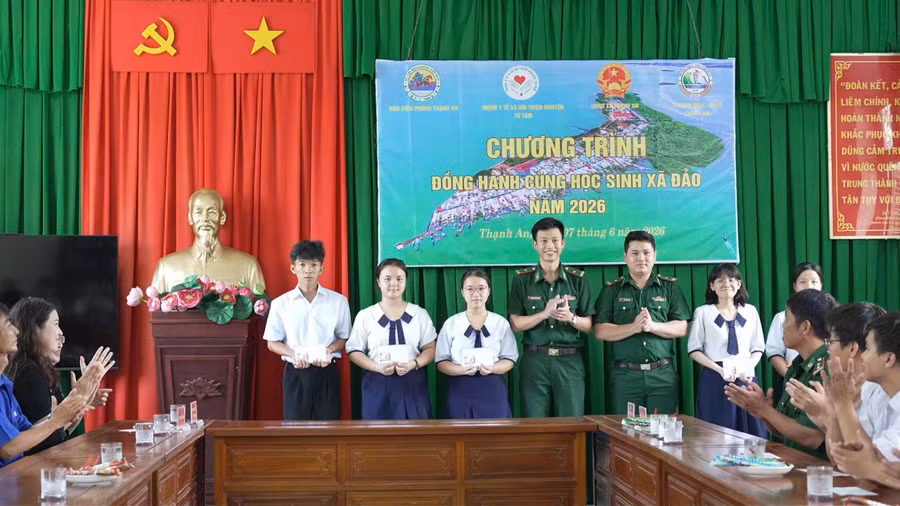 Lực lượng Biên phòng tặng quà động viên các em học sinh. thi-sinh-xa-dao.jpg