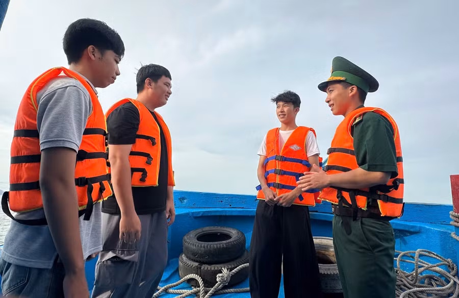 Cán bộ Biên phòng động viên các thí sinh trước khi rời xã đảo. thi-sinh-xa-dao-3.jpg