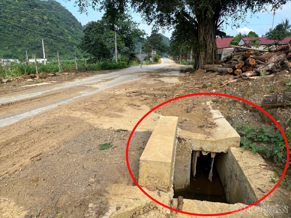Cống qua đường được xây dựng trong phần mặt đường dẫn đến mặt đường bị thu hẹp, cùng khu vực miệng cống không được che chắn, lắp biển cảnh báo, tiềm ẩn nguy cơ mất an toàn giao thông, nhất là vào ban đêm. clo_br_anh-1.jpg