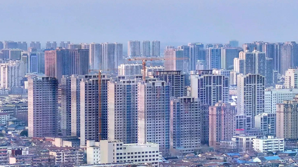 Các công trình kiến trúc đô thị tại thành phố Hoài An, tỉnh Giang Tô, Trung Quốc, ngày 18/3/2025. Ảnh: CNBC. 108118734-1742432205490-gettyimages-2205243919-china-real-estate-market.jpg