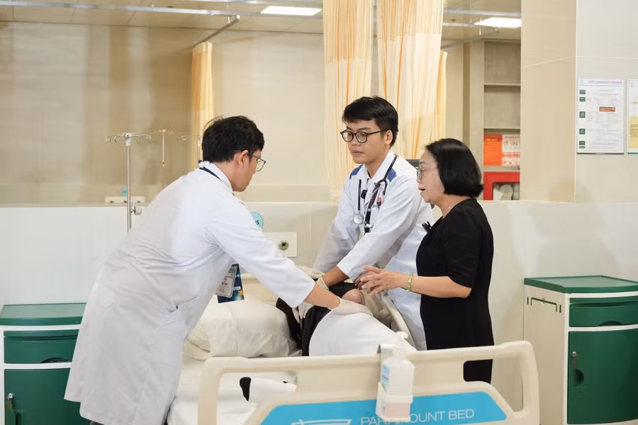 Môi trường lâm sàng thực tế tại bệnh viện giúp sinh viên khối ngành sức khỏe HIU sớm rèn luyện kỹ năng và đạo đức nghề nghiệp. Ảnh: HIU. moi-truong-lam-sang-thuc-te-tai-benh-vien-giup-sinh-vien-khoi-nganh-suc-khoe-hiu-som-tiep-can-quy-trinh-chuyen-mon-ren-luyen-ky-nang-va-dao-duc-nghe-nghiep-ngay-tu-khi-con-ngoi-tren.jpg