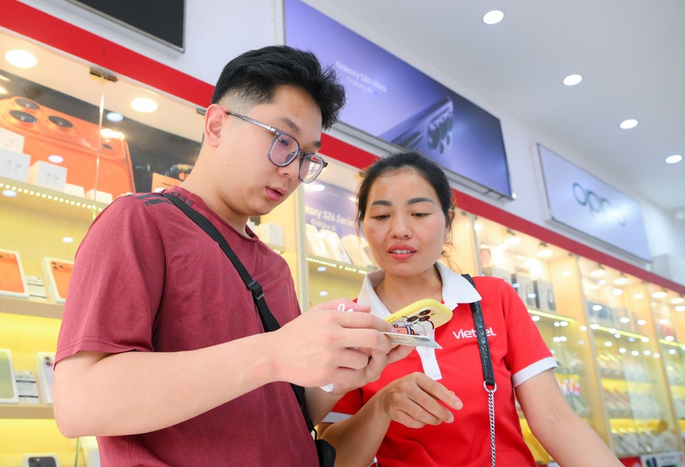 Người dân cần chủ động kiểm tra thông tin thuê bao trên ứng dụng VNeID hoặc thông qua các kênh chính thức của doanh nghiệp viễn thông để tránh bị gián đoạn. Ảnh: Viettel