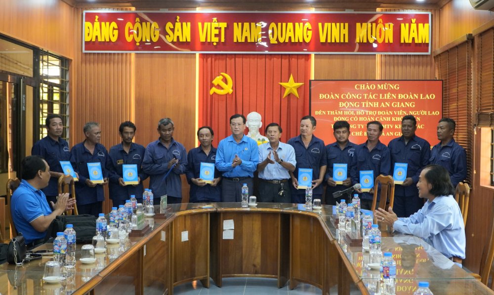 Ông Nguyễn Nhật Tiến, Phó Chủ tịch LĐLĐ tỉnh An Giang thăm, tặng quà đoàn viên, NLĐ Công ty TNHH MTV Khai thác và Chế biến đá An Giang. Ảnh: Nguyên Anh