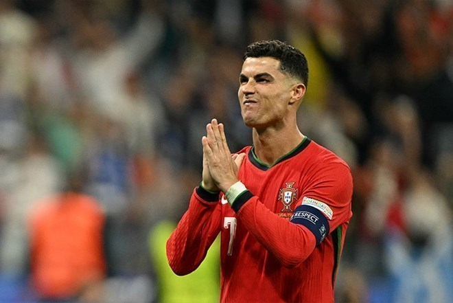 Ronaldo chưa đá phút nào đã tạo cơn sốt tại Mỹ vì đi tắm biển