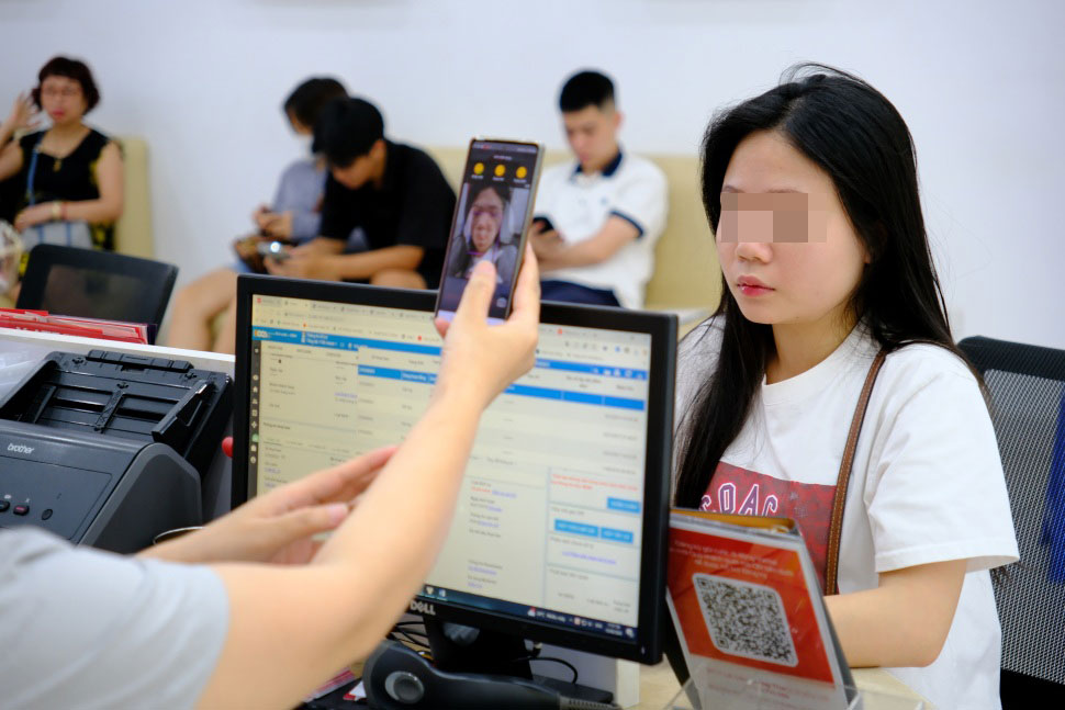 Trường hợp không thể thực hiện trực tuyến hoặc phát sinh các tình huống khác, người dùng nên tới điểm giao dịch gần nhất để được hỗ trợ xác thực thuê bao trực tiếp. Ảnh: Lê Trang