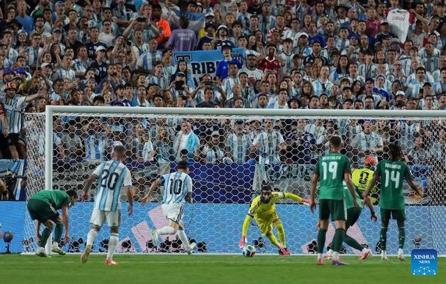 Messi ghi dấu ấn ở trận ra quân cùng tuyển Argentina. Ảnh: Xinhua