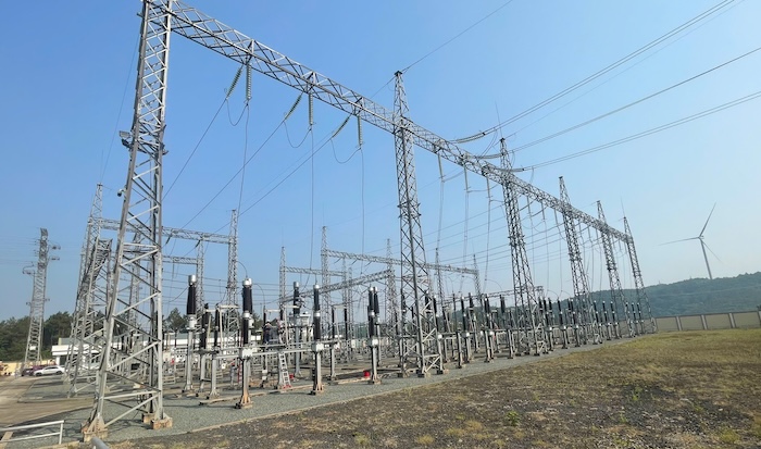 Hạng mục trạm biến áp đã hoàn thành, nhưng đường dây chưa thi công vì chưa hoàn thành giải phóng mặt bằng. Ảnh: Nam Du