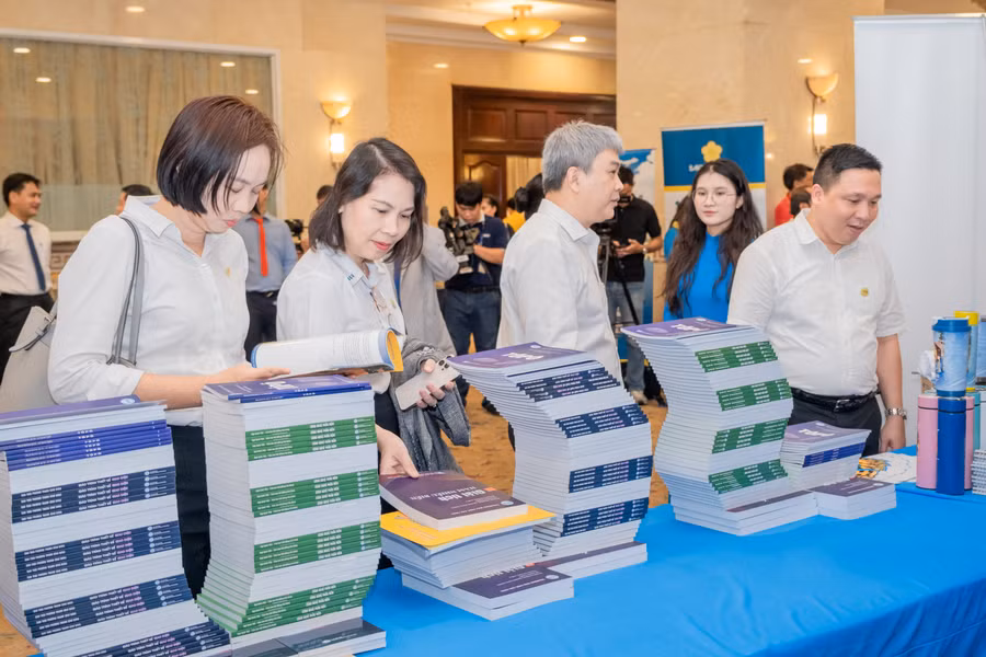 Một gian hàng được trưng bày tại lễ ký kết hợp tác. dscf0100.jpg