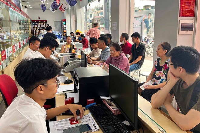 Nhiều người xác thực xong vẫn không biết thuê bao đã được mở lại hay chưa. Ảnh: LĐ