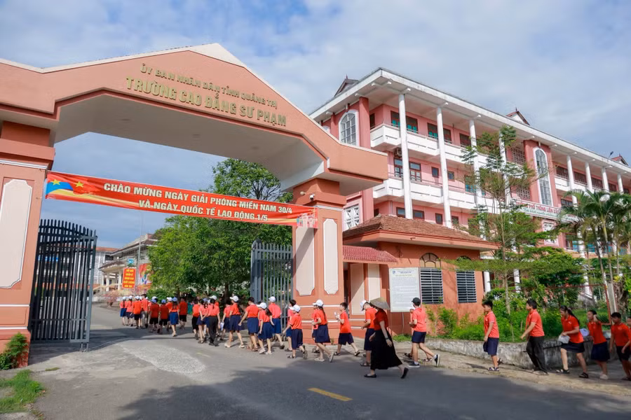 Trường Cao đẳng Sư phạm Quảng Trị hiện có Trường Phổ thông liên cấp trực thuộc hoạt động ổn định với hai cấp học THCS và THPT. Ảnh: Trường liên cấp CĐSPQT truong-lien-cap.jpg