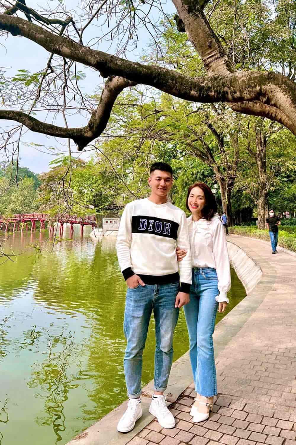 Thượng úy Lê Văn Thắng chụp ảnh cùng Hòa Minzy. Ảnh Nghệ sĩ cung cấp