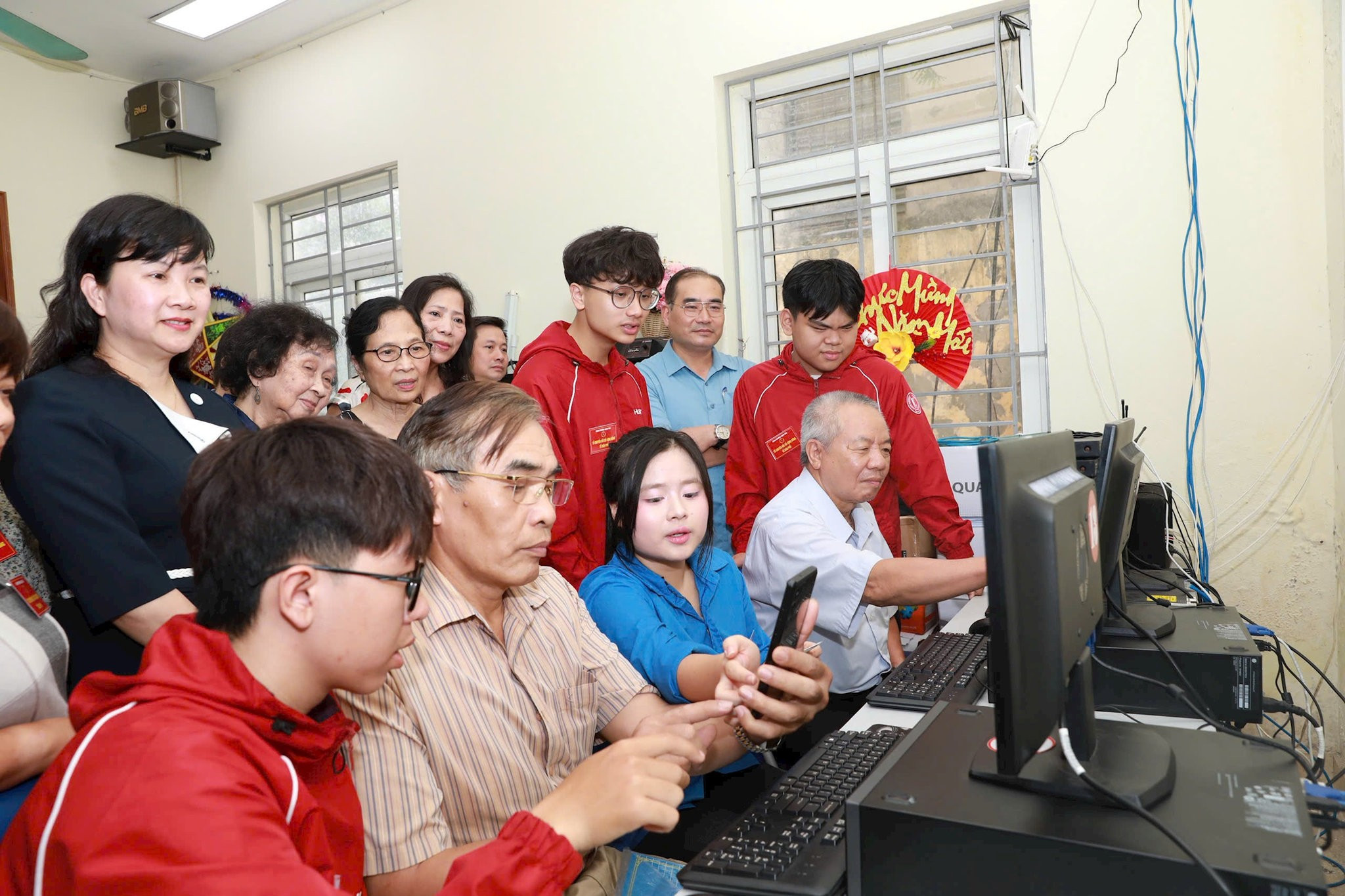 bm-sap-xep-tdp-21-6-4-nha-shcd-tdp-29-30-doan-vien-thanh-nien-huong-dan-to-chuyen-doi-so-cong-dong-phuong-bach-mai-khai-thac-mot-so-phan-mem-truc-tuyen-.jpg