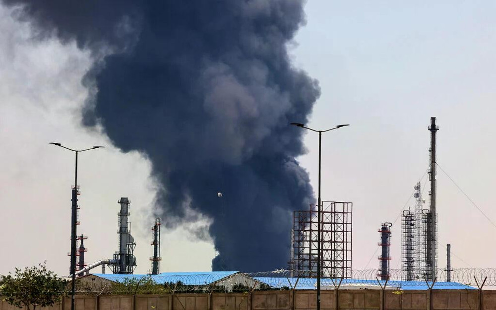 Khói bốc lên từ một nhà máy lọc dầu ở phía nam Tehran ngày 15/6/2025. Việc nối lại xuất khẩu dầu được kỳ vọng sẽ hỗ trợ quá trình phục hồi của ngành năng lượng Iran. Ảnh: The Times of Israel. afp-20250615-62f699h-v1-highres-iranisraelconflict-1024x640.jpg