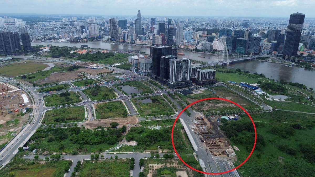 Cầu số 6 từng dang dở suốt hơn một thập kỷ, nay đã được nhà thầu huy động nhân lực, thiết bị thi công trở lại. Ảnh: Anh Tú