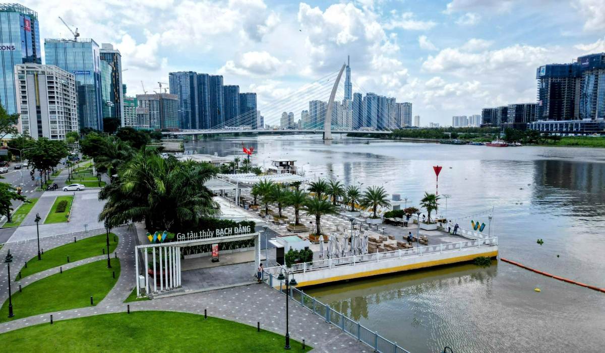 Công viên bến Bạch Đằng sau quá trình cải tạo cảnh quan đã kết nối trực tiếp với bến buýt đường sông (waterbus), phục vụ hiệu quả nhu cầu phát triển du lịch đường thủy của TPHCM. Ảnh: Anh Tú