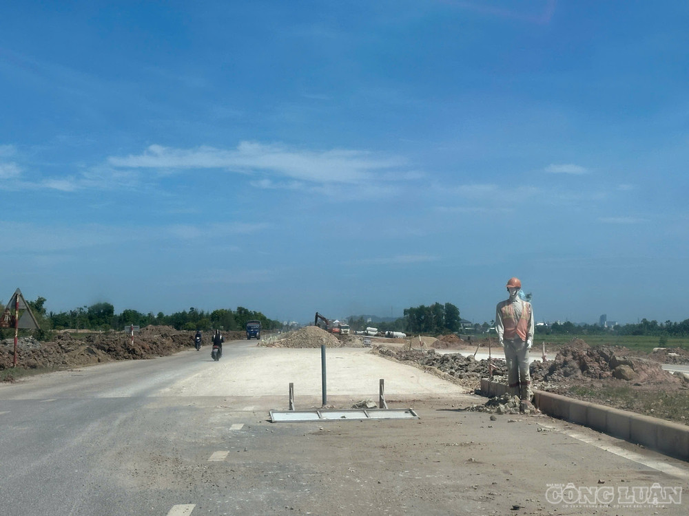 Biển cảnh báo bị đổ tại công trường thi công rầm rộ, nhưng không được lắp đặt lại. clo_br_z7973775582459-4dcc2a650acdd88c800846214261591f.jpg