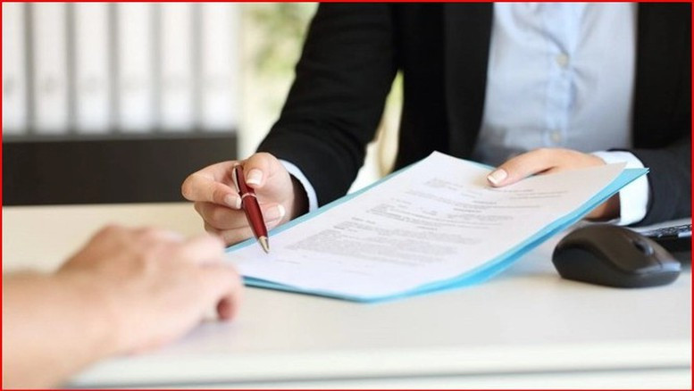 Việc ký kết hợp đồng đối với vị trí việc làm chuyên môn, nghiệp vụ và vị trí việc làm hỗ trợ do người đứng đầu đơn vị sự nghiệp công lập quyết định. Ảnh: internet