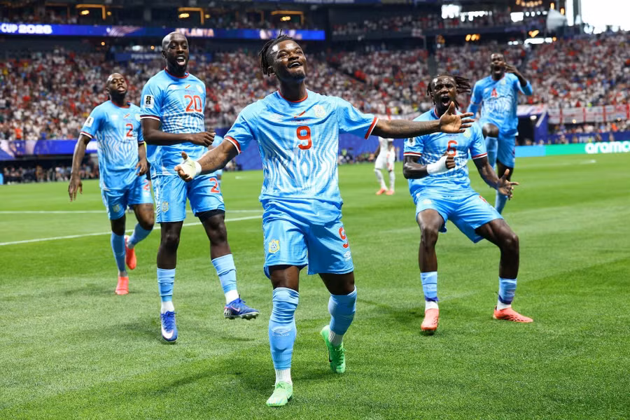 Tiền vệ Brian Cipenga ghi bàn giúp CHDC Congo dẫn bàn trước tuyển Anh ở vòng 32 đội World Cup 2026. anh-congo-2.jpg
