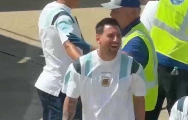 Messi bật cười khi đồng đội bị phát hiện mang kẹp nướng trong hành lý