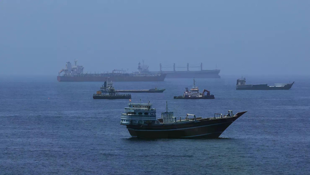 Tàu chở dầu và tàu hàng neo đậu tại Vịnh Oman trước khi đi qua Eo biển Hormuz, ngày 21/6/2026. Ảnh: Bloomberg. 108326595-1782375177613-gettyimages-2282087363-aa-21062026-2840956.jpg