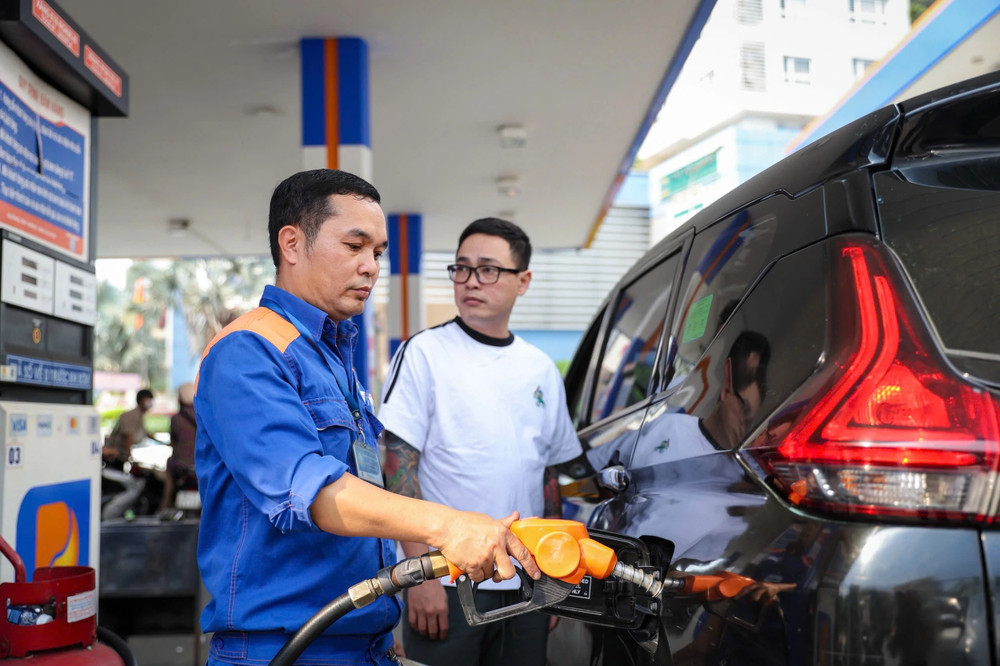 Tổng sản lượng tiêu thụ xăng sinh học trong tháng đầu tiên gần tương đương mức tiêu thụ xăng khoáng trước đây, khoảng 1 tỷ lít/tháng. Ảnh: DMS gia-xang-dau-19.3.jpg