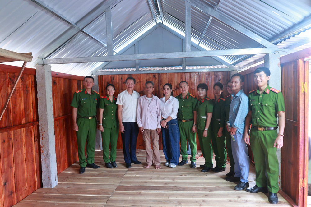 Ngôi nhà Đại đoàn kết khang trang, kiên cố trở thành điểm tựa giúp gia đình ông Nguyễn Văn Cam và bà Hồ Thị Khăm yên tâm an cư, từng bước ổn định cuộc sống. z8010097233956-57fdbc614d7309e696844bea45bb7540.jpg