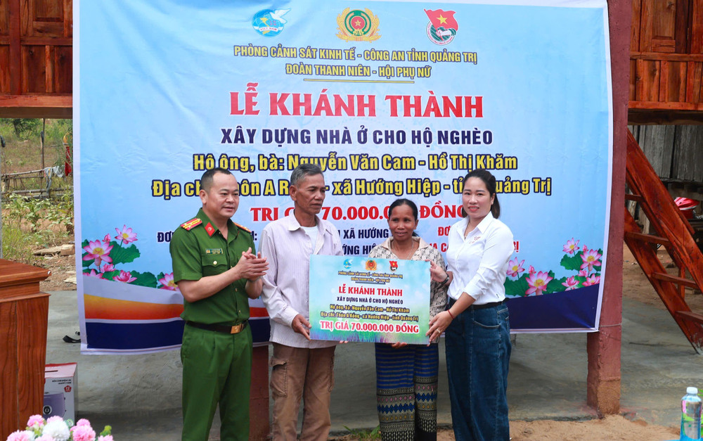 Đồng chí Thượng tá Tạ Quang Dung, Phó Trưởng Phòng Cảnh sát Kinh tế Công an tỉnh, đồng chí Đoàn Thị Mai Trang, PGĐ công ty Bia Camel Quảng Trị trao nhà cho gia đình. z8010097224369-2765e80ea5e4a6480aab1646f1202b28.jpg