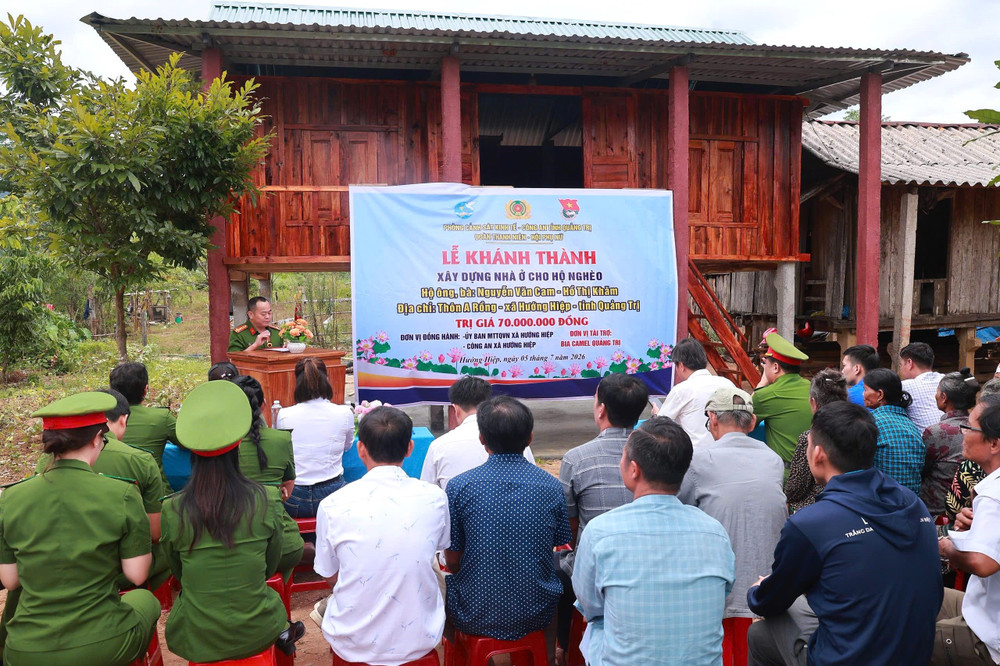 Lễ khánh thành và bàn giao Nhà Đại đoàn kết cho gia đình ông Nguyễn Văn Cam, bà Hồ Thị Khăm tại thôn A Rồng, xã Hướng Hiệp viewimage.jpg