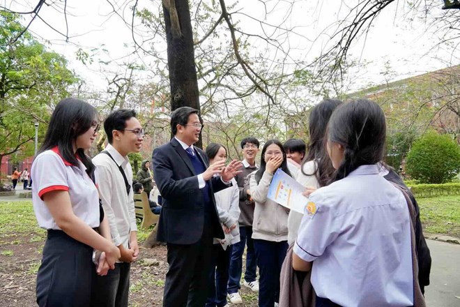 Quyền Giám đốc Đại học Huế GS.TS Nguyễn Vũ Quốc Huy trao đổi với các bạn học sinh tại trường THPT chuyên Quốc Học Huế (thời điểm năm 2025). Ảnh: Trường Đại học Y - Dược, Đại học Huế cung cấp.